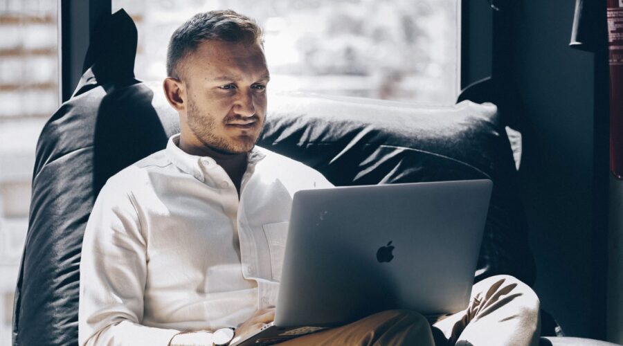 Google hirdetés, férfi laptoppal